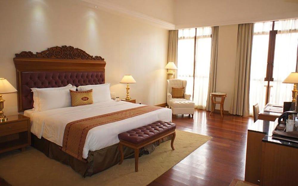 Royale Chulan Kuala Lumpur Hotell Eksteriør bilde A room at the hotel