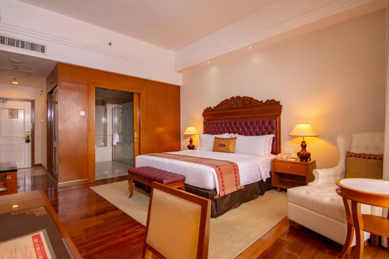 Royale Chulan Kuala Lumpur Hotell Eksteriør bilde A bedroom at the hotel