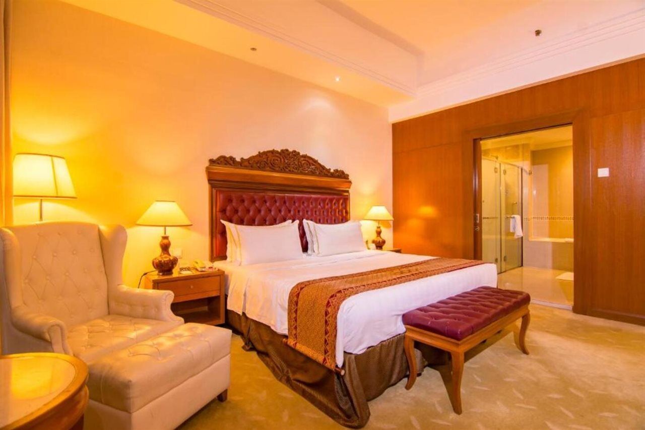 Royale Chulan Kuala Lumpur Hotell Eksteriør bilde A bedroom at the hotel